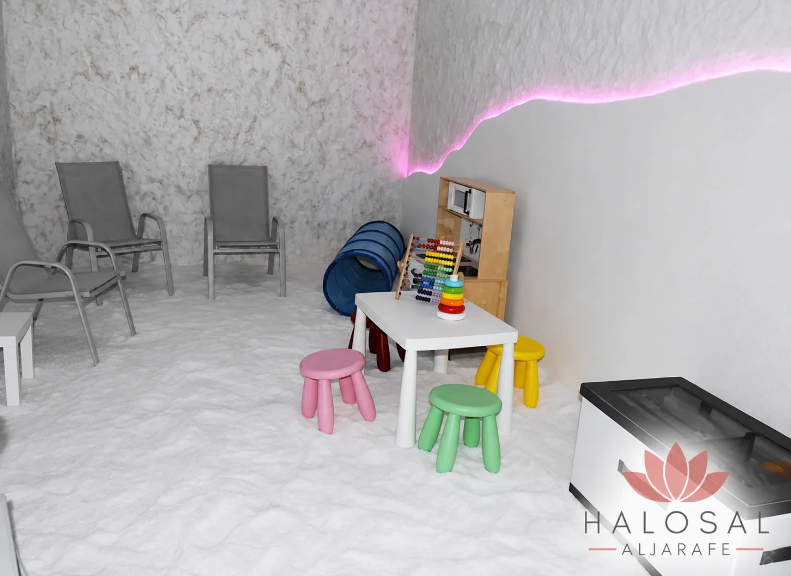 Sala infantil con juguetes sobre el suelo de sal